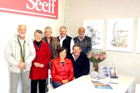 Links na regs: Dawid Kunneke, Ronel Claassen, Neels Claassen, Cornie Swart en Hannes Cilliers. Voor: Barabara en Ian Badenhorst.